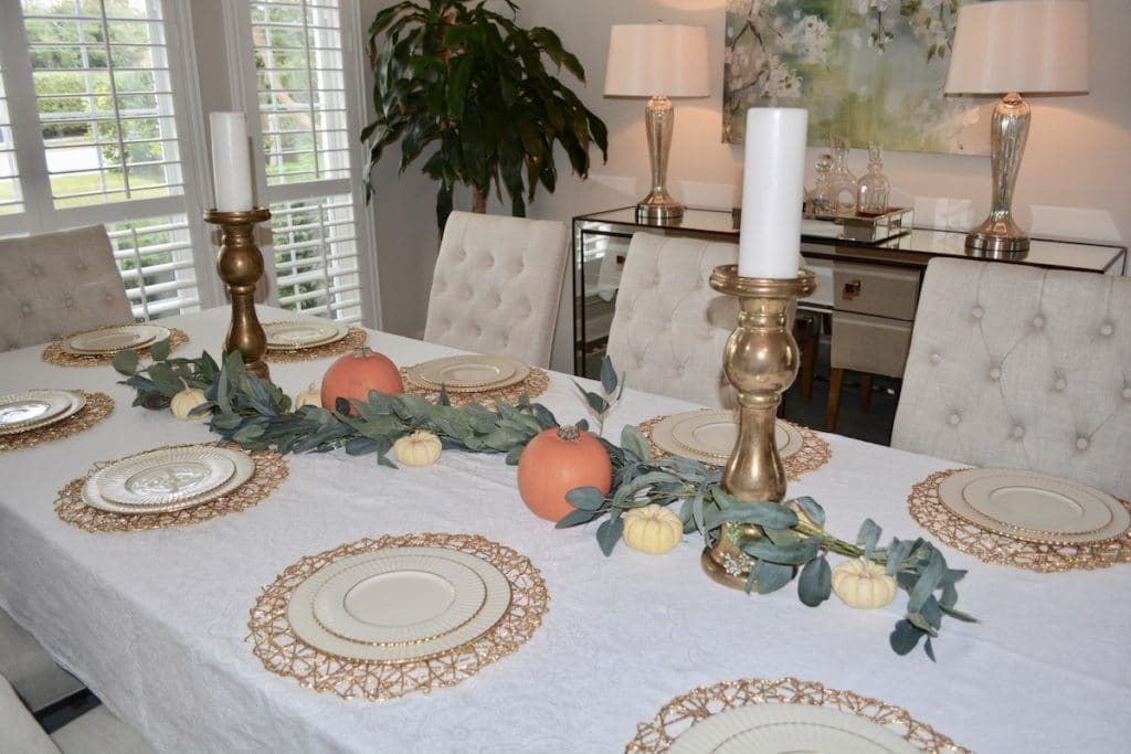 thanksgiving table pumpkins